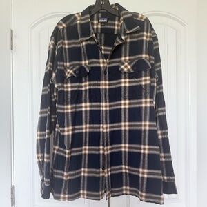 Patagonia shirt men’s size XL like new navy blue buttons